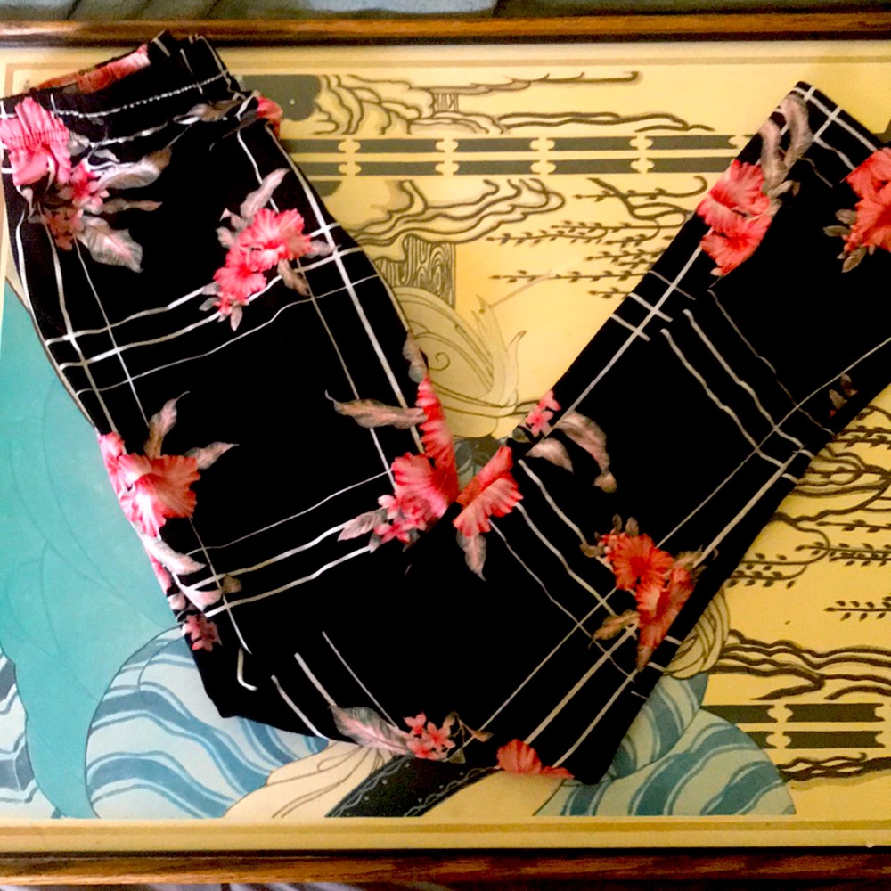 Super soft Floral leggings by Lildy. Women’s S-L